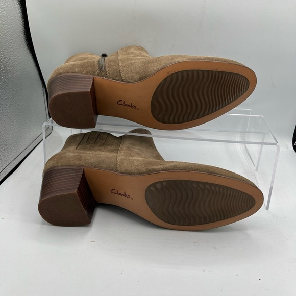 Clarks Women's Size 9.5 M Maypearl Tulsa Side Zip Olive Suede Ankle Boot Boho - Picture 9 of 10